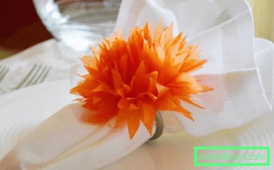 Prsten za napitke s cvijetom od papira s plijesanima